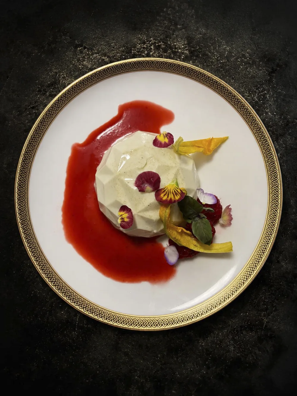 Dessert: bavarese fieno e cioccolato bianco, fiori e lamponi