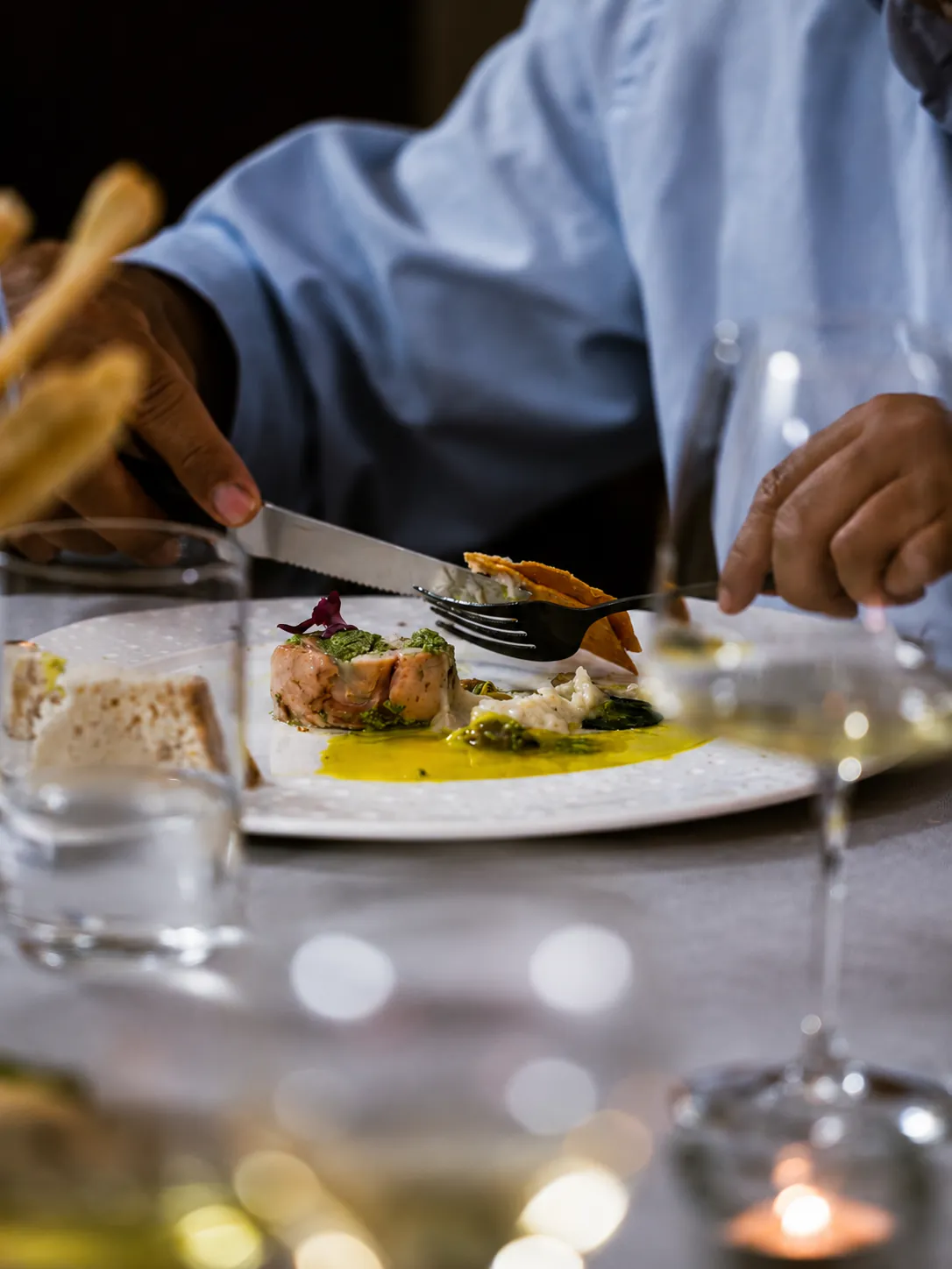 Tavola apparecchiata in ogni dettaglio per una cena privata