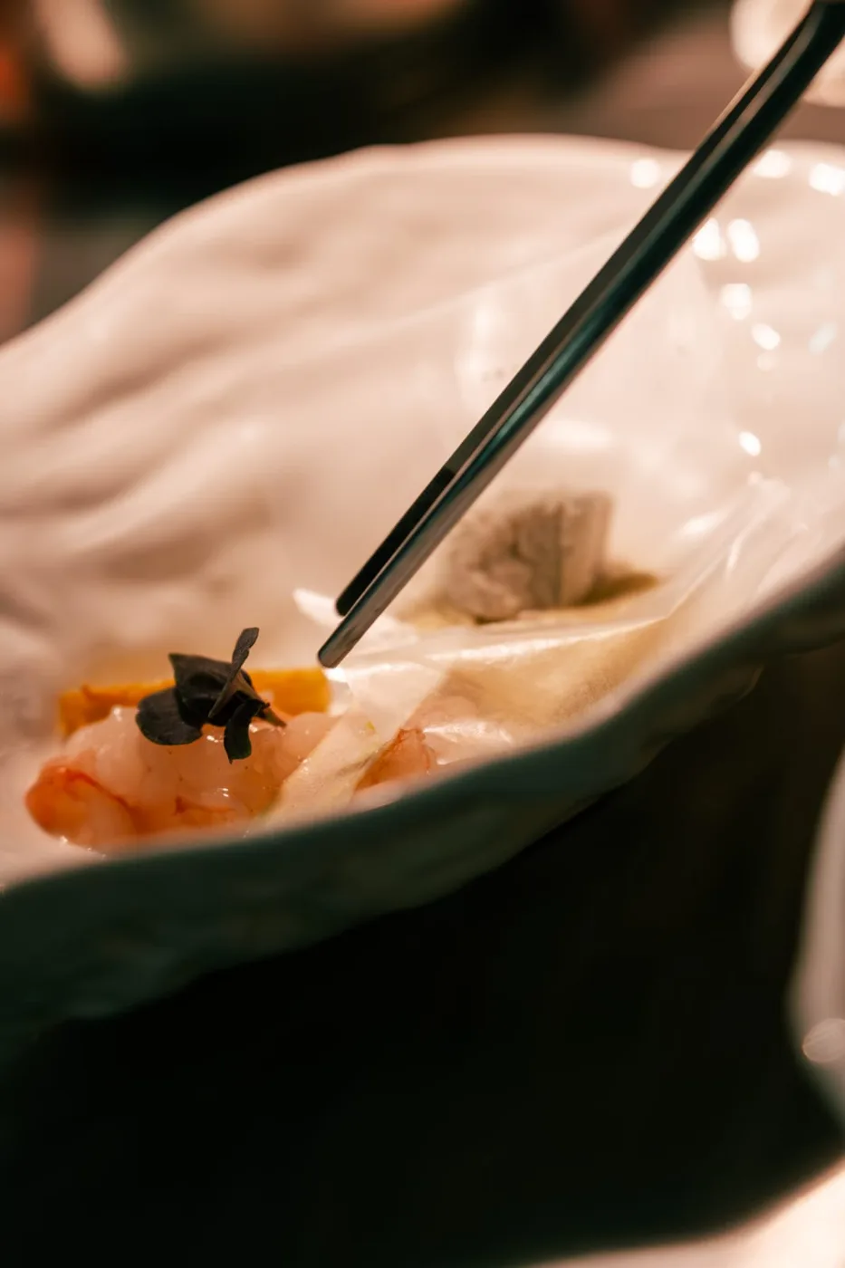 Scampo crudo, asparago bianco, ricotta di mandorla, bisque e riso