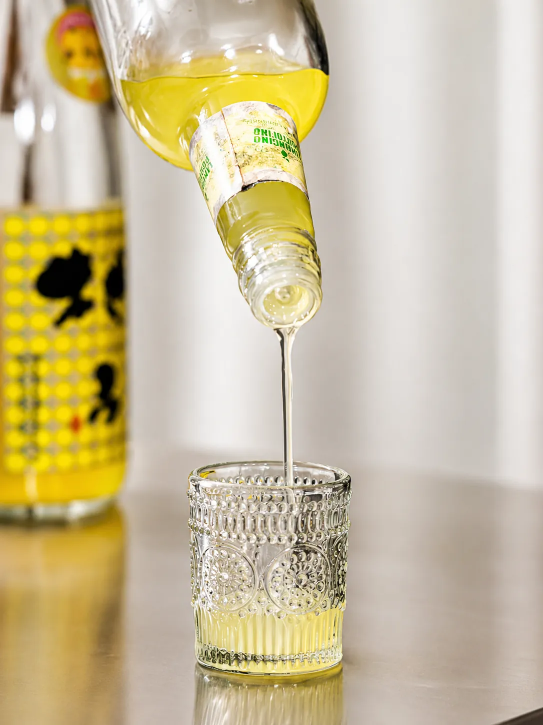 Olio agli agrumi versato in un bicchiere